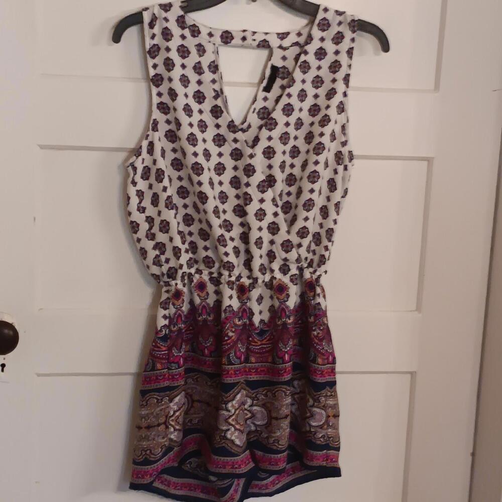 BeBop Be You Be Free Printed Colorful Shorts Romper M Vneck Front Sleeveless